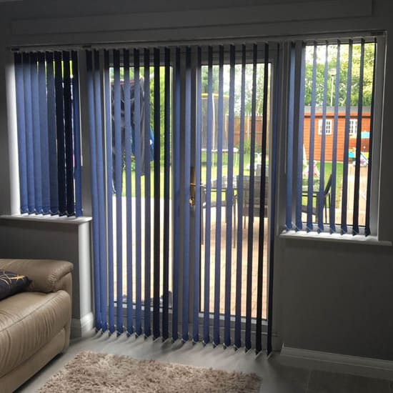 Вертикальные жалюзи на балконную дверь