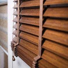 Умные деревянные горизонтальные жалюзи цена. Купить в «Мастерская Жалюзи»