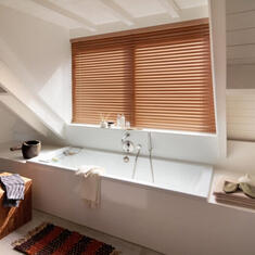 Деревянные жалюзи для ванной комнаты на окна цена. Купить в «Мастерская Жалюзи»